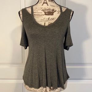 CHARLOTTE RUSSE COLD SHOULDER TEE